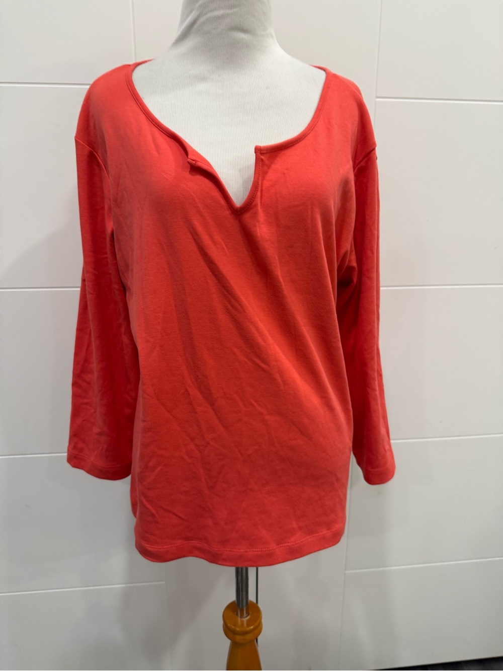 Chicos Women’s Coral Split V-Neck 3/4 Sleeve Top